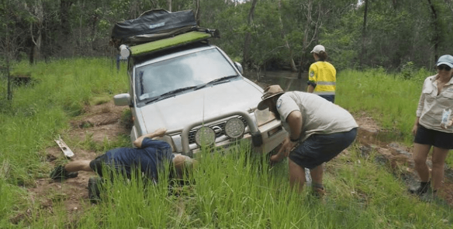 Туристы застряли в глуши, Австралия, туристы, ошибка туристов, потерялись в лесу, застряла машина, убежище, выживали в лесу