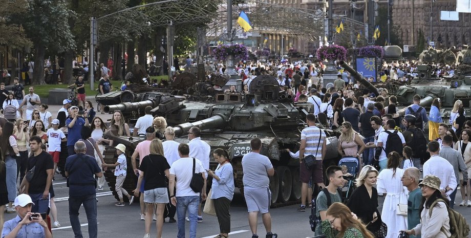 Жителі Києва на Хрещатику оглядають військову техніку