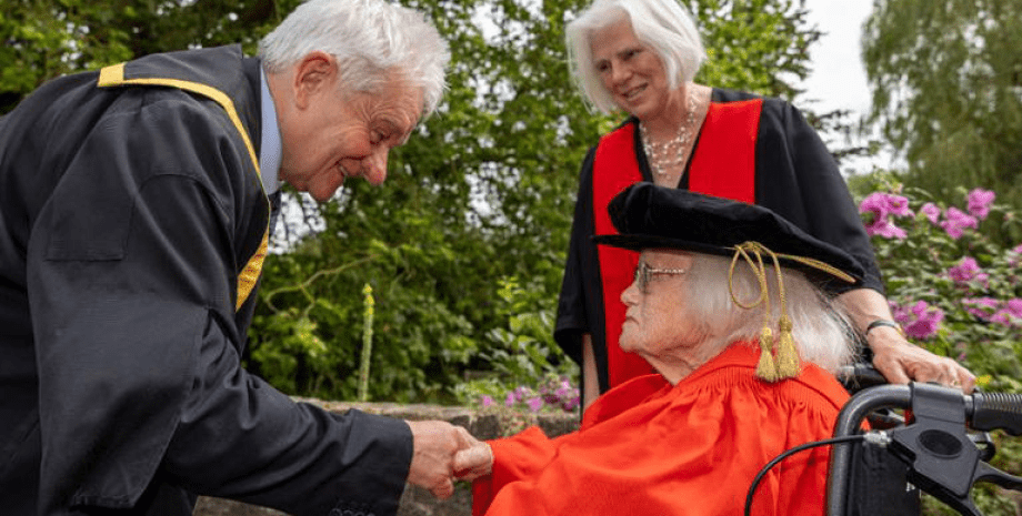 98-річна жінка здобула ступінь доктора, британка відкрила нову частинку, частинка каона, пенсіонерка, фізик, кинула аспірантуру