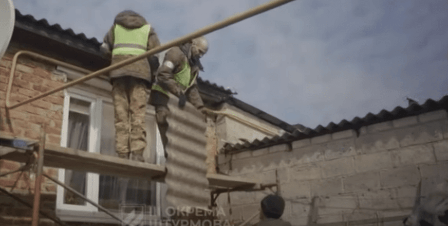 Пленные оккупанты ремонтируют поврежденные обстрелами дома местных жителей в Изюме
