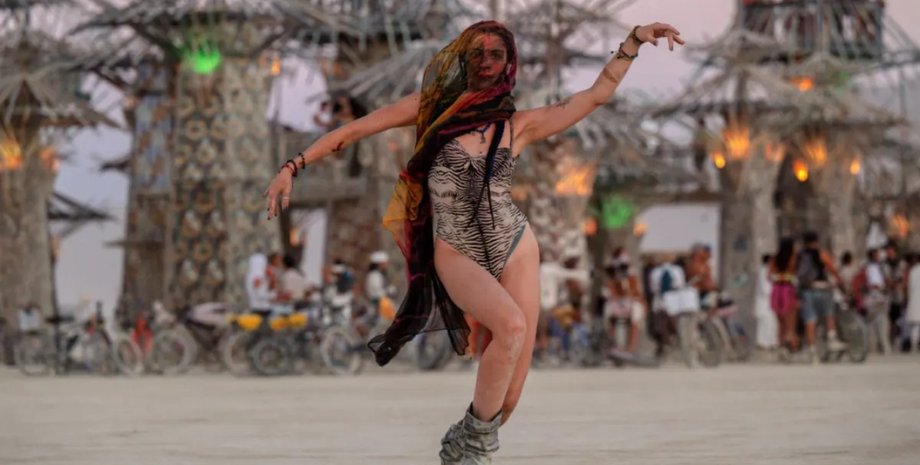 Девушка, которая не подозревала о беременности родила ребенка на фестивале Burning Man