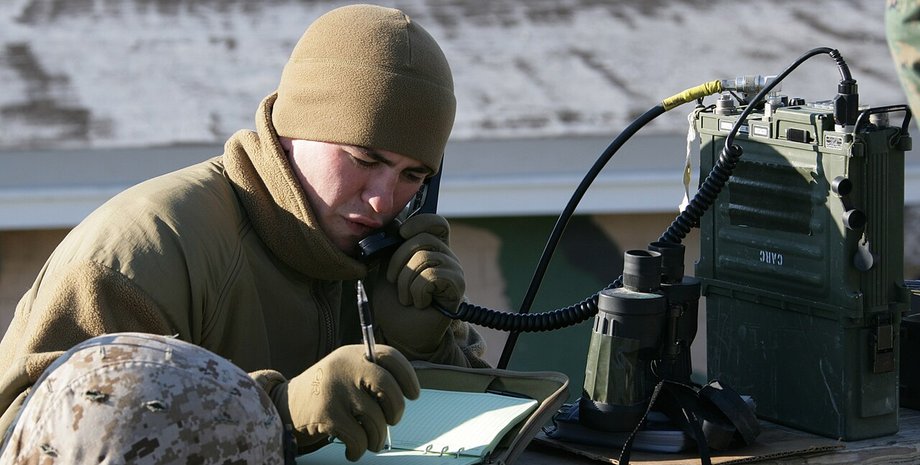 фото связиста у рации, армия США