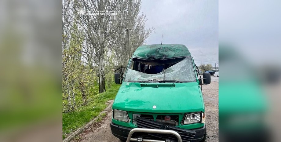 Россияне атаковали микроавтобус FPV-дроном