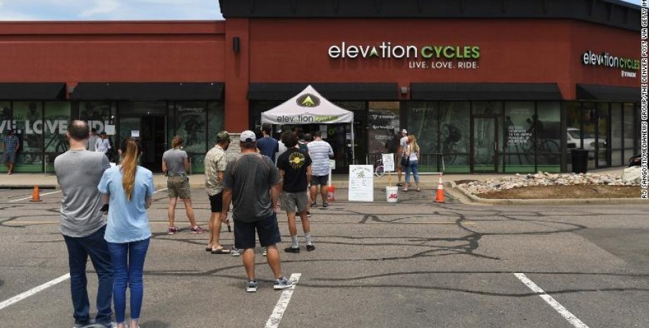 Покупатели ждут, чтобы войти в магазин велосипедов в Хайленд Ранч, Колорадо. Фото: MediaNews Group