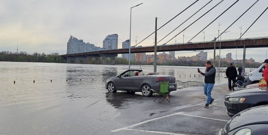 наводнение в Киеве, наводнение в Украине, рыбалка в Киеве, Volkswagen Eos