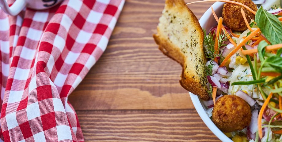 Сбалансированное питание должно содержать клетчатку, белки, жиры и углеводы.