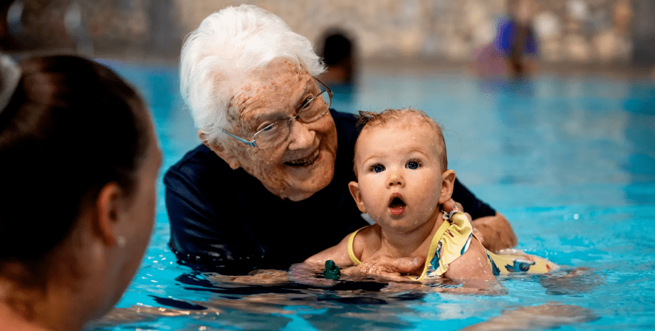 102-летняя инструктор по плаванию, секрет долголетия, пенсионерка, пожилая женщина, учит детей плавать,