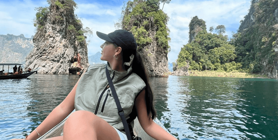 Анайя Дейзі плаває на човні