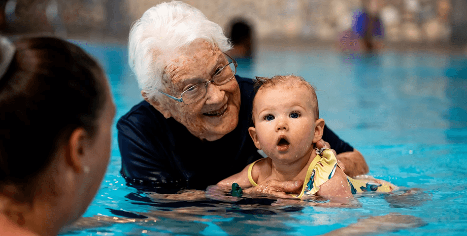 102-річна інструкторка з плавання, секрет довголіття, пенсіонерка, літня жінка, вчить дітей плавати,