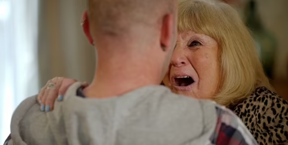 Мать встретила сына, от которого отказалась в 17 лет, кем он стал, усыновление ребенка, потерянные родственники, поиск людей