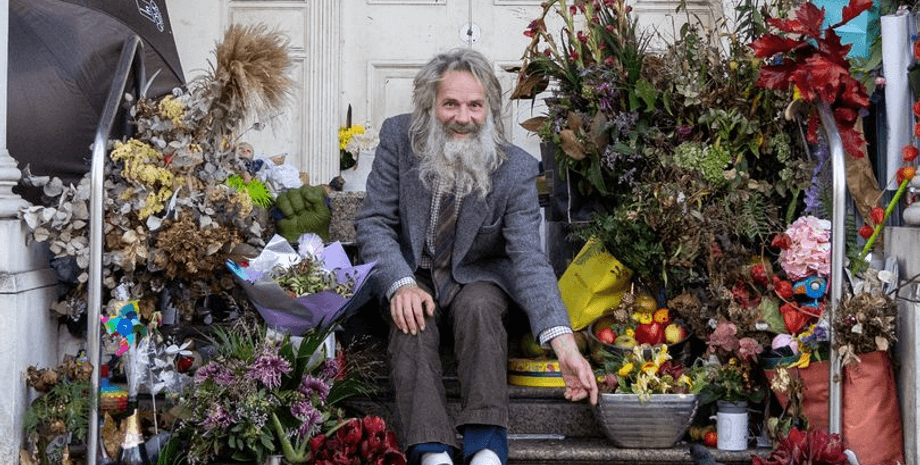 Бездомный получает дорогие подарки, роскошные подарки, мужчина живет на пороге особняка, роскошный особняк, бездомный, остался без жилья