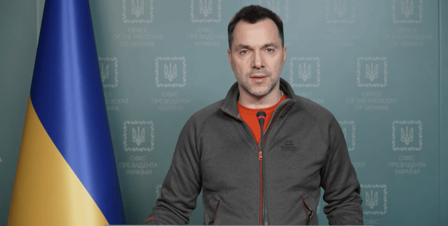 Олексій Арестович, брифінг, прапор України, фото