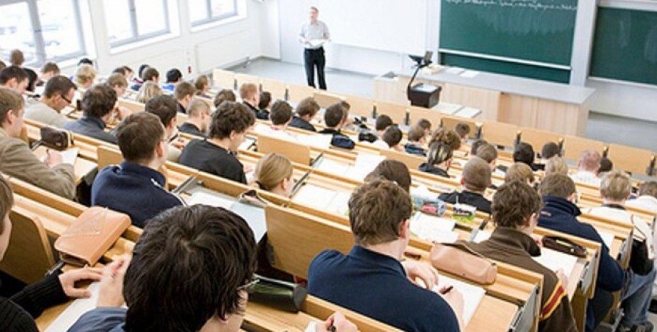 Студенты в аудитории ВУЗа Студенты в аудитории ВУЗа