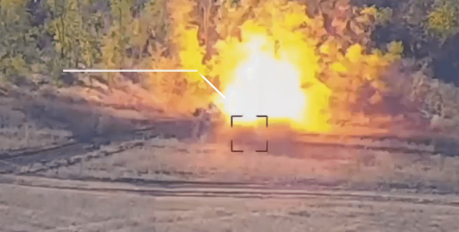 Удар дроном по самохідній гарматі 2С5 "Гіацинт-С"