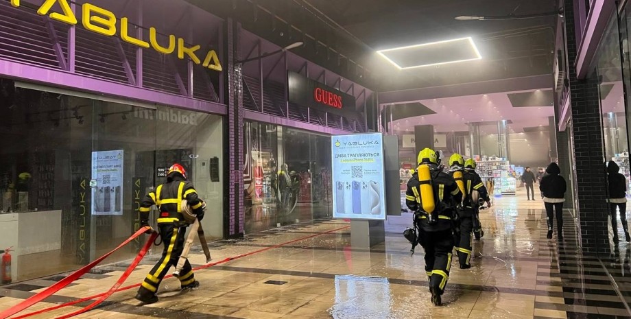 Пожар в киевском ТЦ Пожар в киевском ТЦ