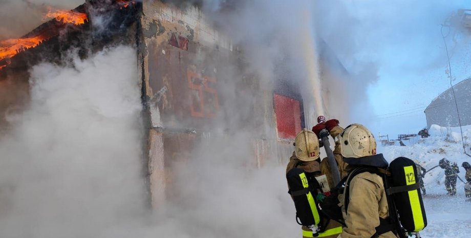 пожар на складе, магадан, пожар магадан, пожар в магадане, склад пожар магадан