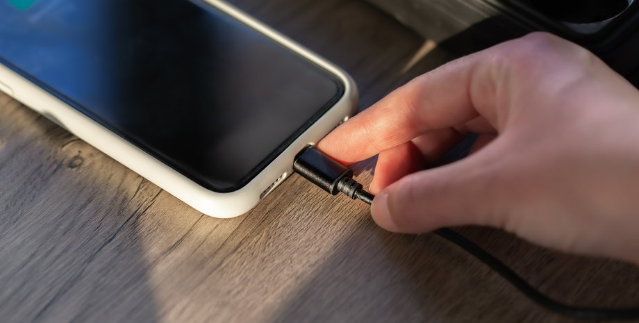 Смартфон на зарядці