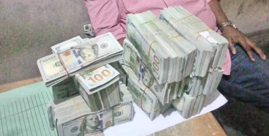 Крупная сумма, деньги, взятка, доллары, валюта, коррупция