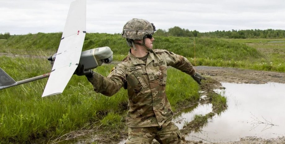 Солдат армії США, безпілотний дрон