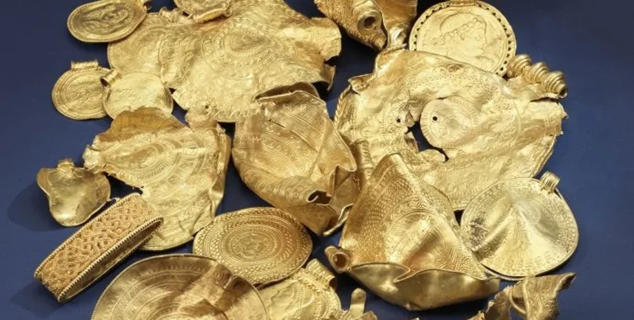 археологи, археологія, металошукач, золото, скарб, вікінги, залізний вік, Вінделев, відкриття, прикраса, медальйон, брактеат, Одін, руни, артефакт, знахідка, дослідження