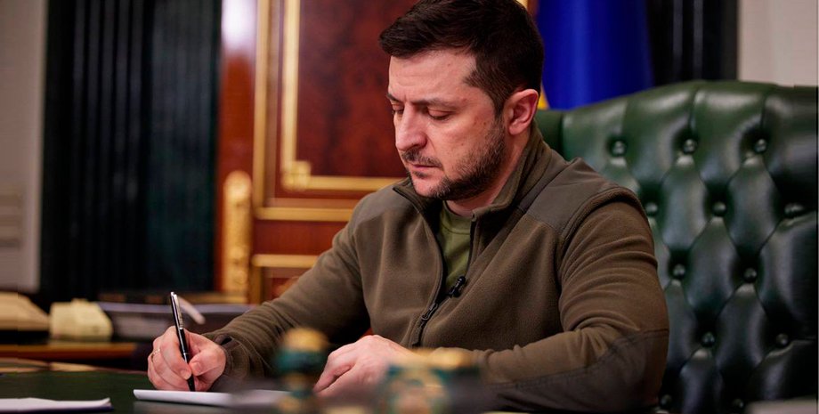 Compartir: El presidente de Ucrania, Volodymyr Zelenskyi, firmó decretos sobre l...