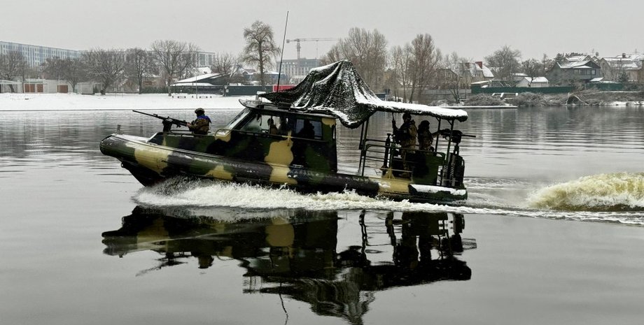 Бойцы ВСУ на катере, ВСУ левый берег Днепра, ВСУ бои под Крынками, ВСУ контрнаступление Херсонщина