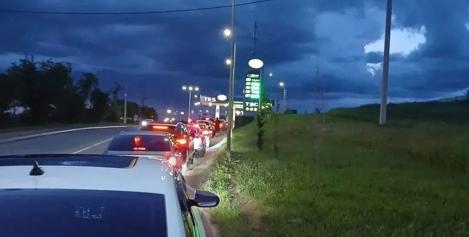 В Крыму ввели жесткие лимиты на покупку бензина очередь на АЗС в оккупированном Крыму из-за лимитов на бензин
