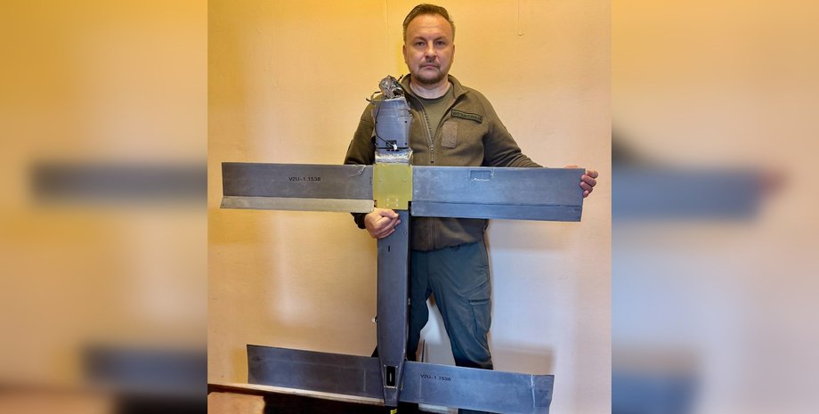 Дрон V2U в руках Сергея Флеша Флэш с дроном V2U