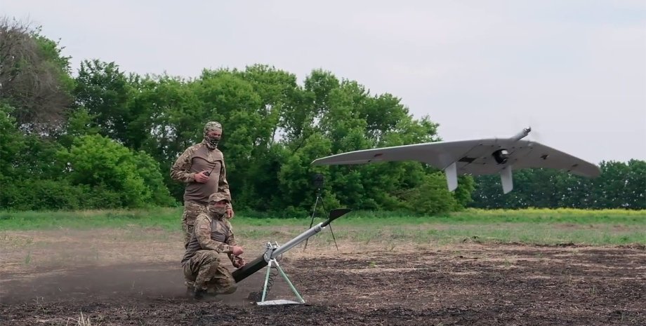 En el área del asentamiento Varvarivka, un grupo de rusos vino a recoger su UAV....
