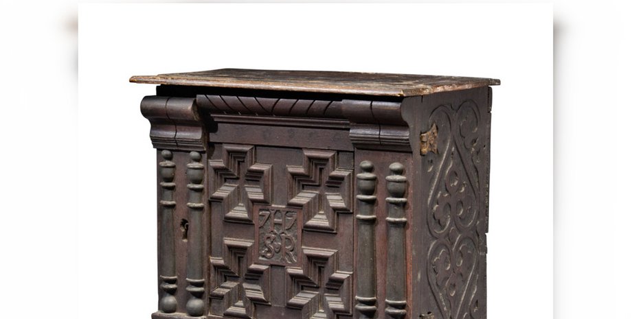 аукцион редкий сундук Не открывали веками: 350-летний сундук продали на аукционе на бешеную сумму