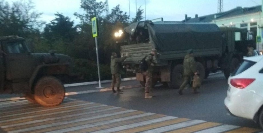 Die Invasoren hörten auf, den Flugplatz und eine Militärstadt in seiner Nähe in ...