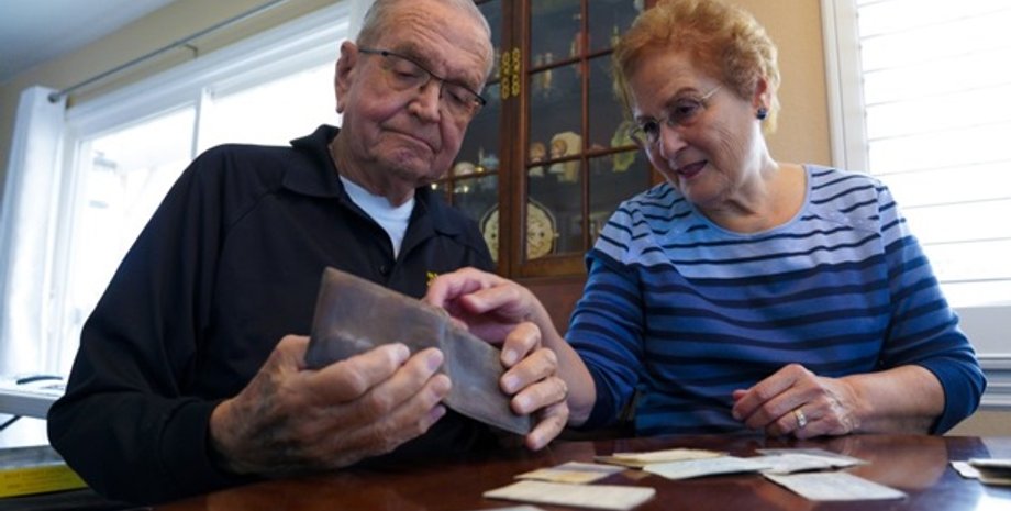 Антарктида, Кошелек, Бумажник, Документы, Деньги, Находка, Пол Гришэм