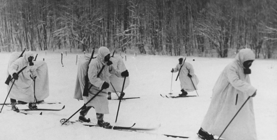 солдаты на лыжах в снегу