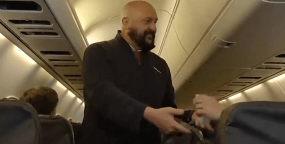 Бортпровідник ображає пасажирів, екіпаж літака, докучливі пасажири, сміття в літаку,