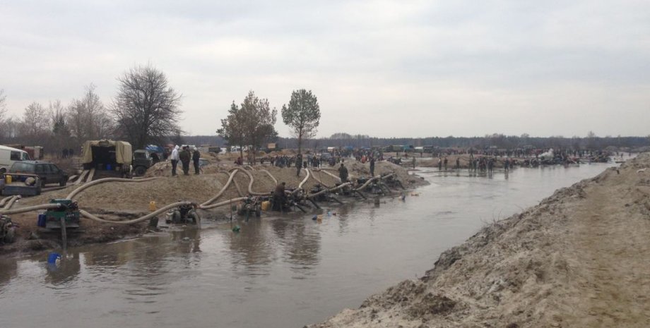 Нелегальные старатели янтаря уничтожают все на своем пути / Фото: vlada.io