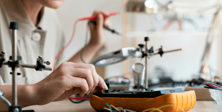 Человек собирает и тестирует электронное устройство на рабочем столе, самые странные патенты в истории