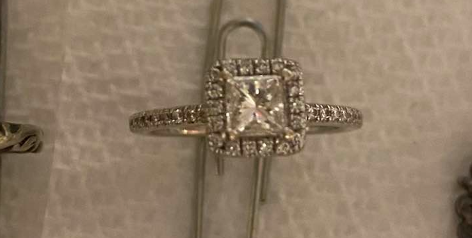 Каблучку з діамантом знайшов на пляжі турист, прикраси, ювелірні вироби, знахідка, пляж, туристи, фото, курйози