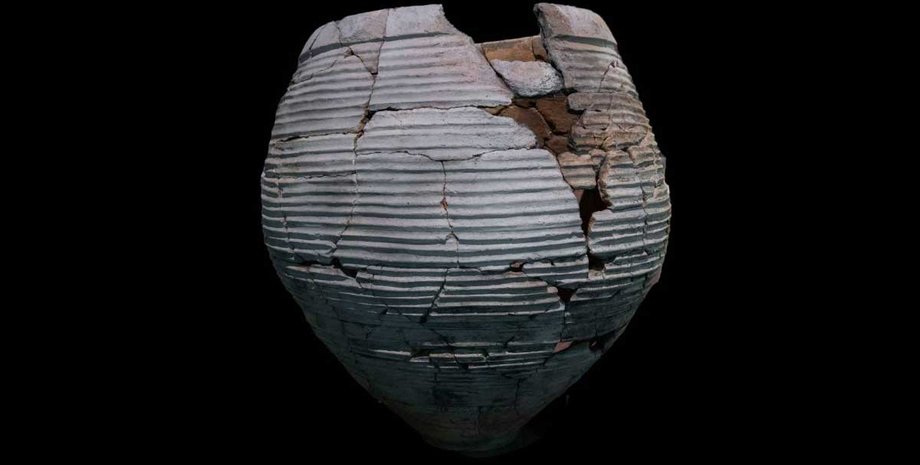 кувшин, черный фон, фото