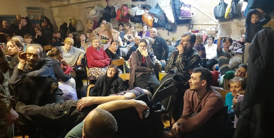 люди в подвале, подвал ягодное, украинцы в подвале, жители села ягодное в подвале школы