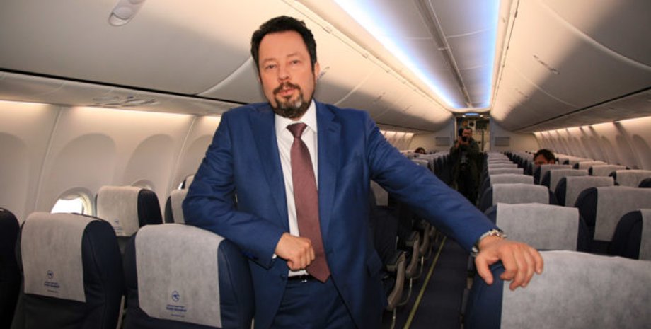 Президент МАУ Юрий Мирошников в салоне Boeing 737-800/Фото: avianews.com