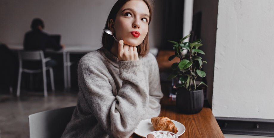 Девушка пьет кофе