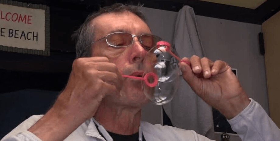 Мужчину оштрафовали за мыльные пузыри, получил штраф, жидкий мусор, мыльные пузыри, дарил улыбки, убивает траву