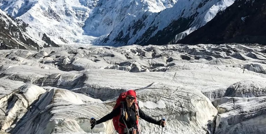 У горах Киргизії альпіністка отримала серйозну травму ноги, і її рятувальна операція може коштувати близько $60 тисяч