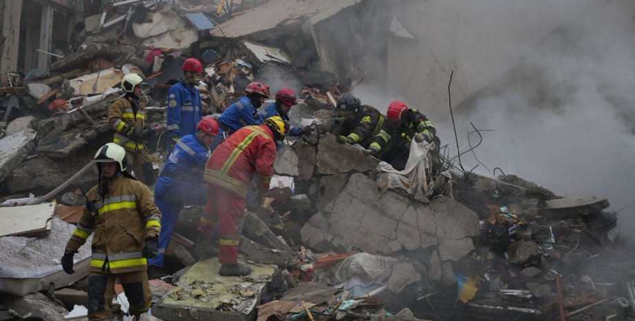 Ще 10 людей можуть бути під бетонними плитами