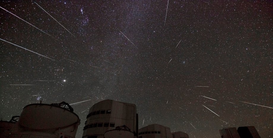 Композиция звездопада Геминид над Паранальской обсерваторией в Чили / Фото: Stéphane Guisard/Los Cielos de America/TWAN