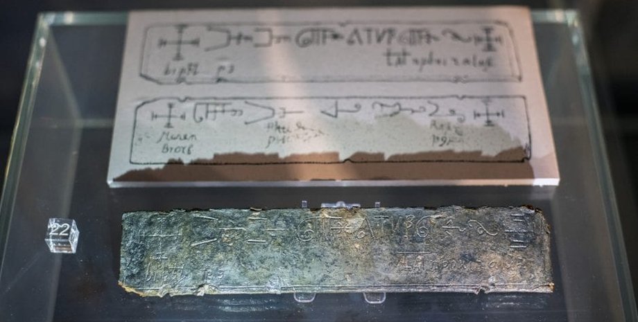 Древняя литовская табличка, Нерасшифрованные надписи, Вильнюсская археологическая находка, Артефакт Великого князя Альгирдаса, Металлическая табличка Виленского замка, Археологическая загадка