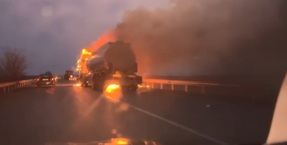 Трасса на Павлоград с горящим грузовиком