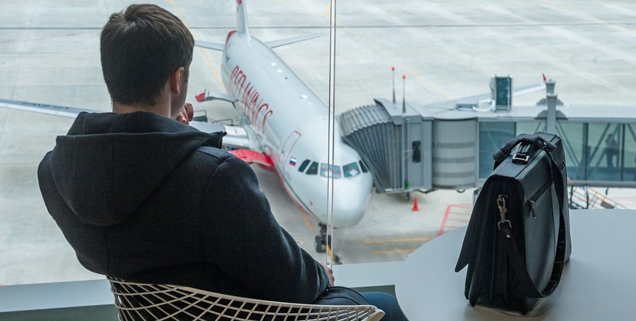 Самолет, курьезы в аэропортах, взлетно-посадочная полоса, полиция, правонарушения, опоздание на рейс, видео, США