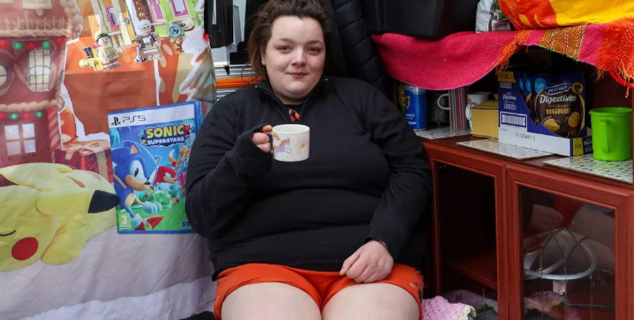 Дівчина з хлопцем та мамою поселилась на автобусній зупинці, Велика Британія, Дестіні Мітчелл