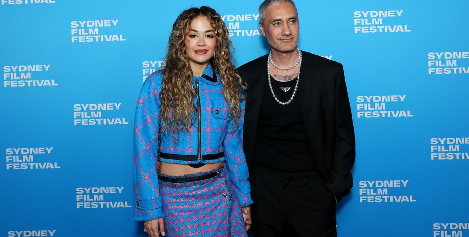 Рита Ора и Тайка Вайтити, кинофестиваль в Сиднее, Рита Ора и Тайка Вайтити свадьба, образ версаче, versace
